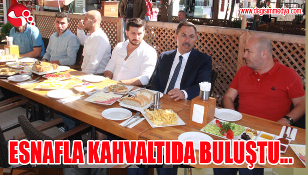 BAŞKAN UYSAL ESNAFLA KAHVALTIDA BULUŞTU