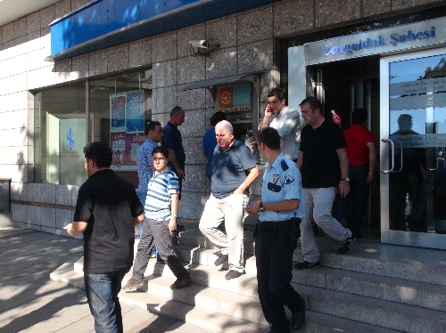 30 BİN LİRA KAPTIRMAKTAN SON ANDA KURTULDU..