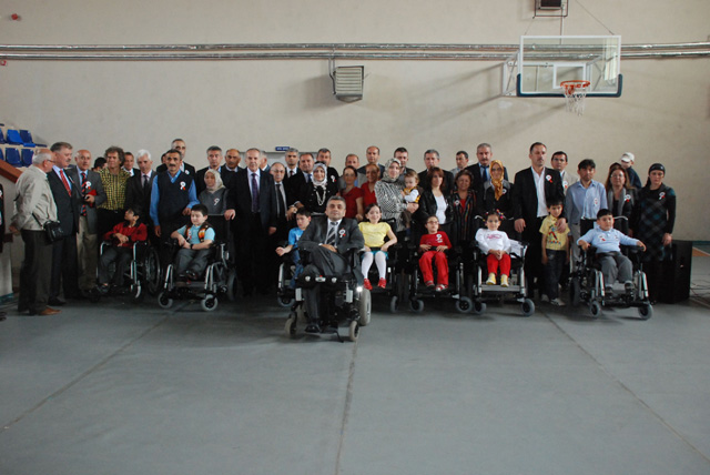 30 bin veli 23 engelliye akülü sandalye aldı