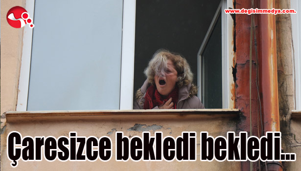 Çaresizce bekledi bekledi...