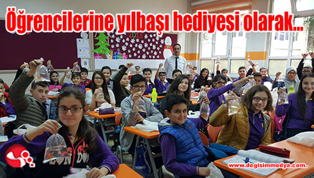 Öğrencilerine yılbaşı hediyesi olarak...