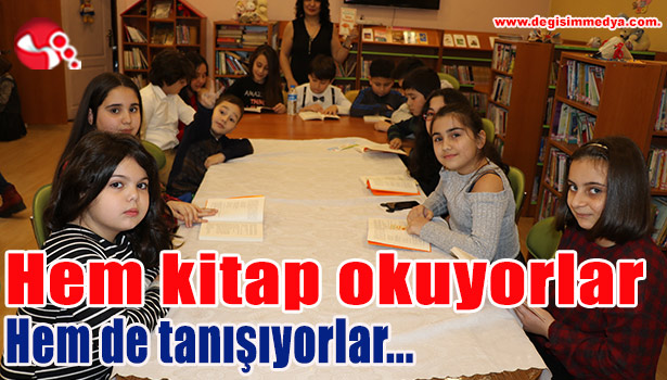 Hem kitap okuyorlar hem de tanışıyorlar...