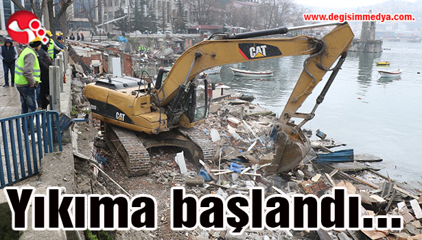 Yıkıma başlandı...