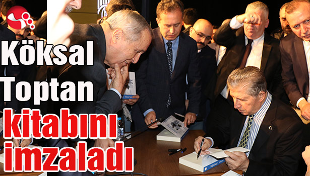 Köksal Toptan kitabını imzaladı...