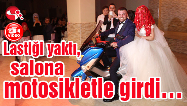 Lastiği yaktı, salona motosikletle girdi...