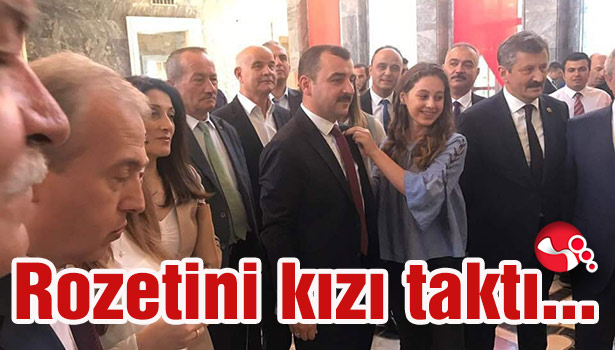 Rozetini kızı taktı...
