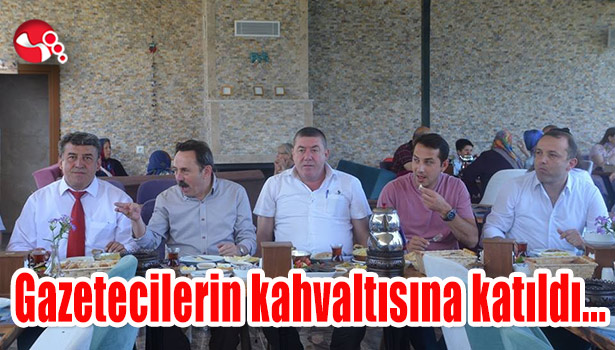 Gazetecilerin kahvaltısına katıldı...