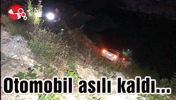 Otomobil asılı kaldı...