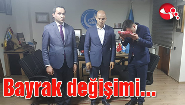 Bayrak değişimi...