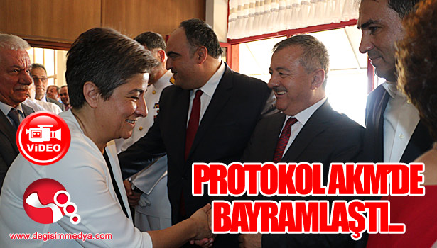 Protokol AKM'de bayramlaştı...