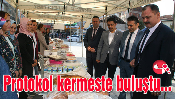 Protokol kermeste buluştu...