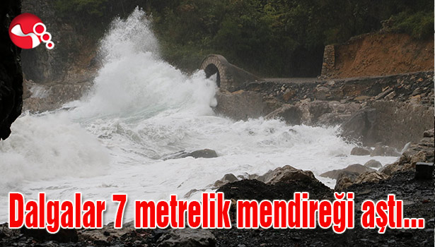 Dalgalar 7 metrelik mendireği aştı...