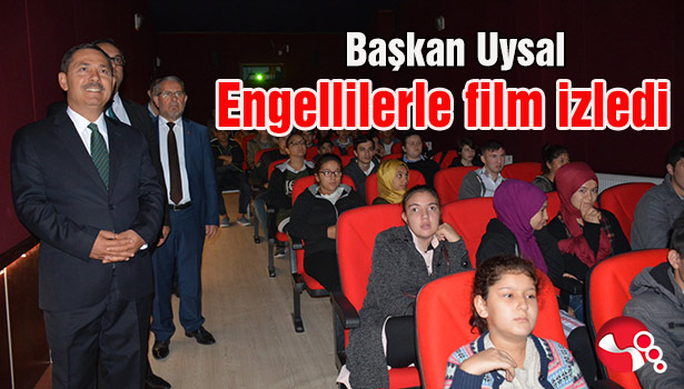 Başkan Uysal Engellilerle film izledi...