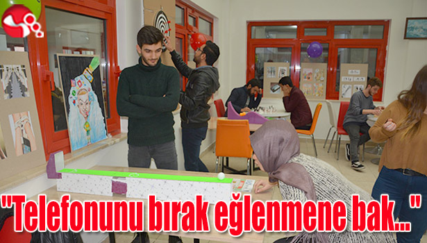 "Telefonunu bırak eğlenmene bak..."