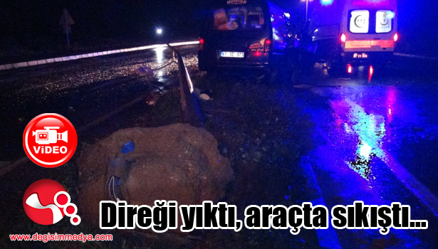 Direği yıktı, araçta sıkıştı...