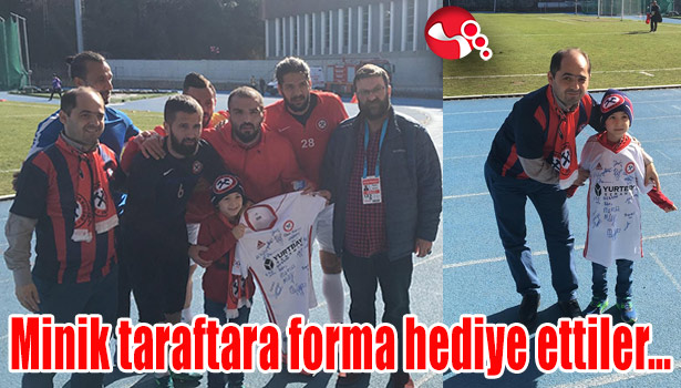 Minik taraftara forma hediye ettiler...