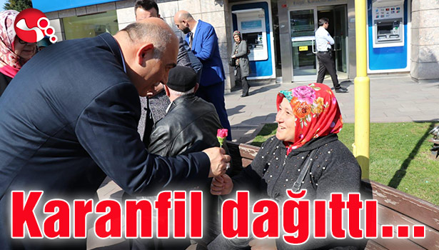 Erol Şahin karanfil dağıttı...