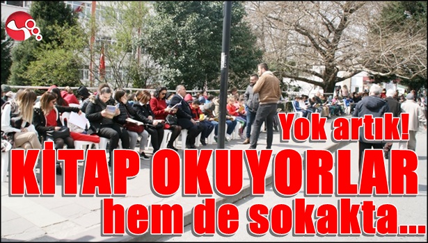 Kitap okuyorlar... Hem de sokakta!