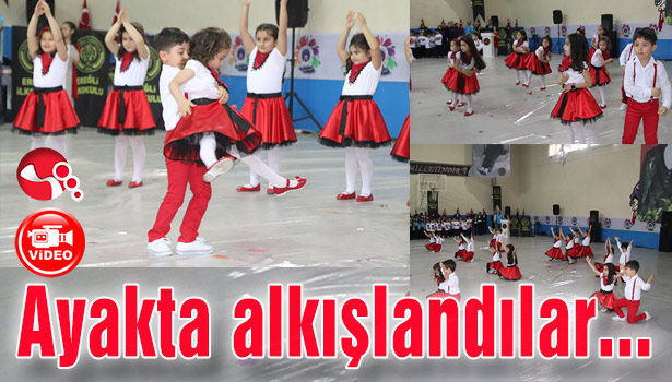 Öğrenciler ayakta alkışlandı...