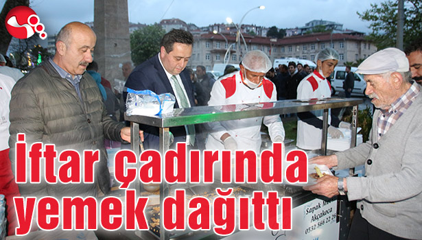 İftar çadırında yemek dağıttı