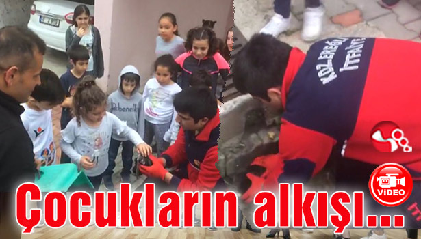 Çocukların alkışı itfaiye erlerine...