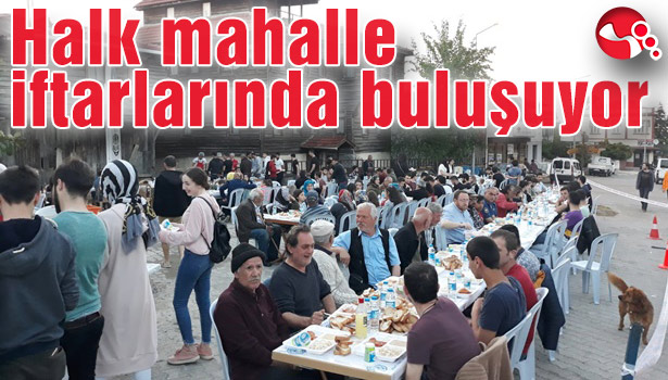 Halk mahalle iftarlarında buluşuyor