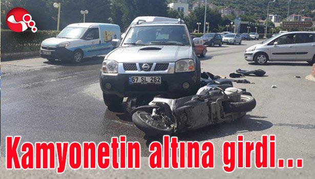 Motosiklet kamyonetin altına girdi...