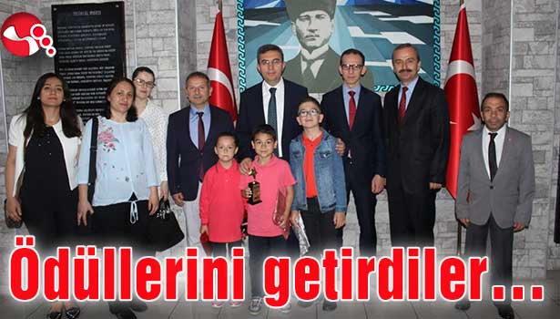 Kaymakam Keçeli'ye ödüllerini getirdiler...