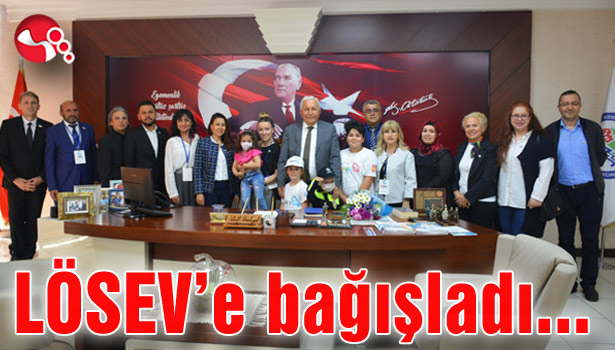 Tebrik çiçeklerini LÖSEV'e bağışladı...