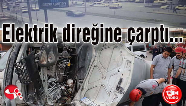Elektrik direğine çarptı, araçların üzerine devrildi...