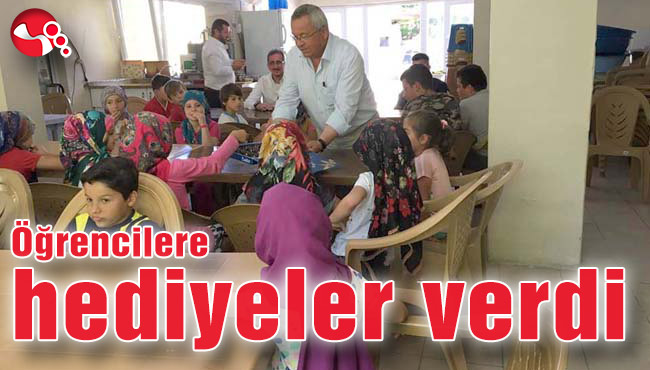 Öğrencilere hediyeler verdi