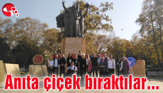 Anıta çiçek bıraktılar...