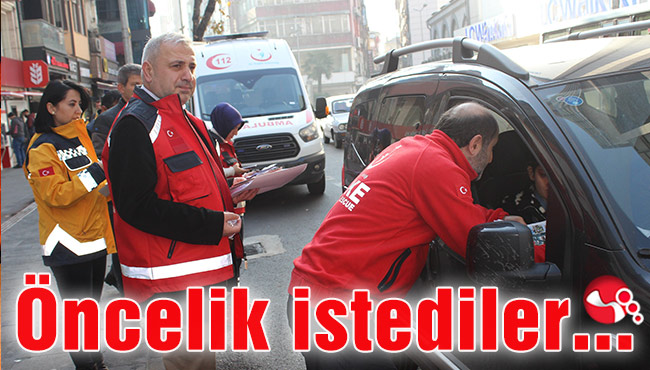 Sürücüleri durdurdular öncelik istediler...