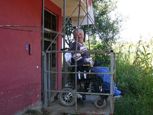 EVİNE VİNÇ SİSTEMİ KURDU, ENGELLERİ KALDIRDI