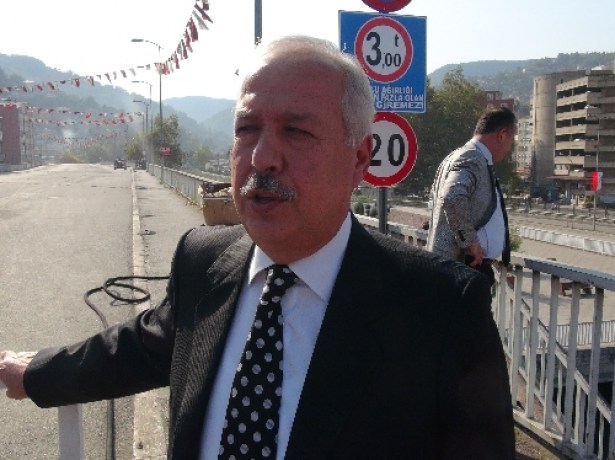 Yıkılacak köprü trafiğe açıldı