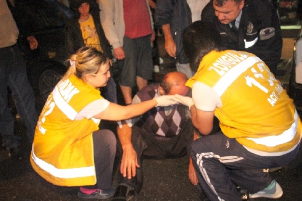 Araca çarpıp yaralandı