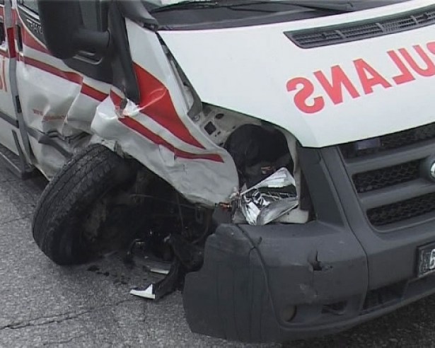 Kazaya giden ambulans kaza yaptı