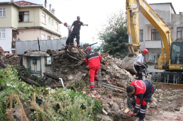 Eski bina yıkıldı