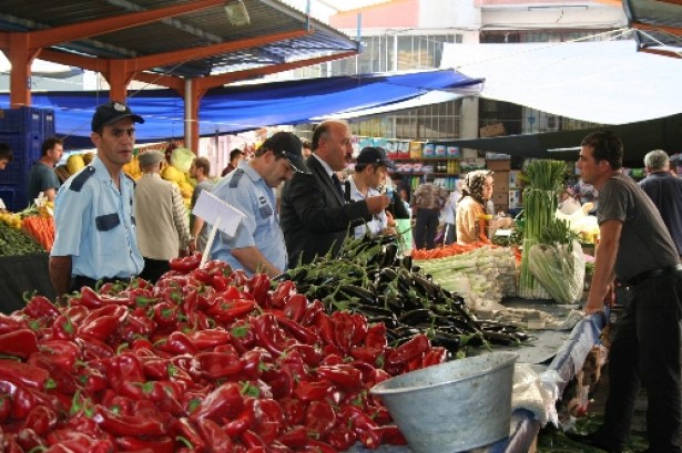 PAZARCININ PABUCU DAMA ATILDI