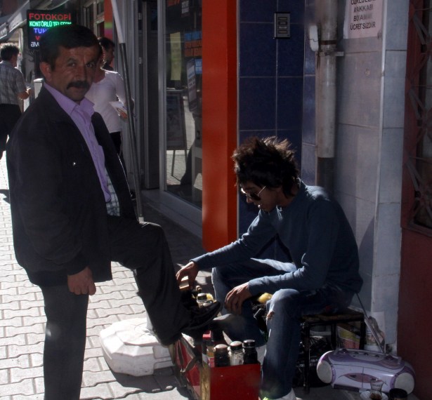 ENGELLİLERİN AYAKKABILARINI ÜCRETSİZ BOYUYOR.