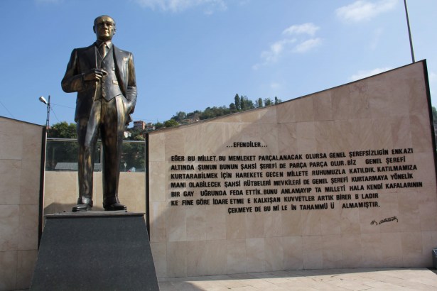 ATATÜRK ANITI&8217;NDAKİ HARFLER DÜŞTÜ