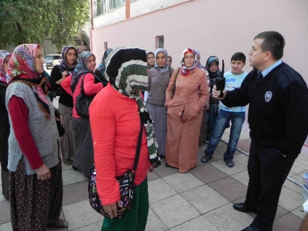 OKULLARINDAN GİDEN ÖĞRETMEN İÇİN HÜKÜMET KONAĞINDA TOPLANDILAR