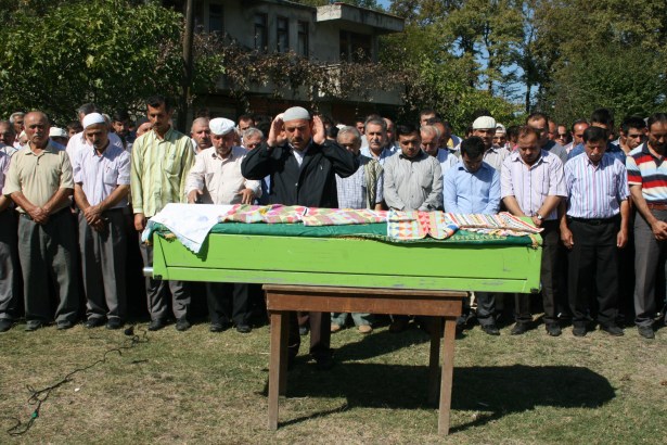 SİPAHİLER KÖYÜ'NDE RÖMORKTAN DÜŞEN GENÇ HAYATINI KAYBETTİ