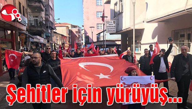 Şehitler için yürüyüş...