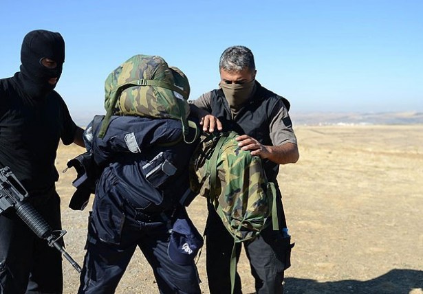 SAVAŞ MUHABİRLERİ SERTİFİKA ALIYOR