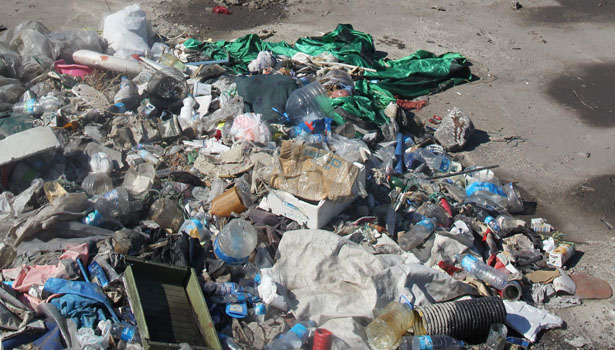 BARINAKTAKİ KAYALARIN ARASINDAN 1 KAMYON ÇÖP ÇIKARILDI