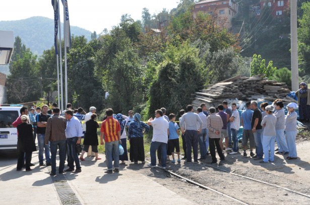 TRENİN ALTINDA KALDI