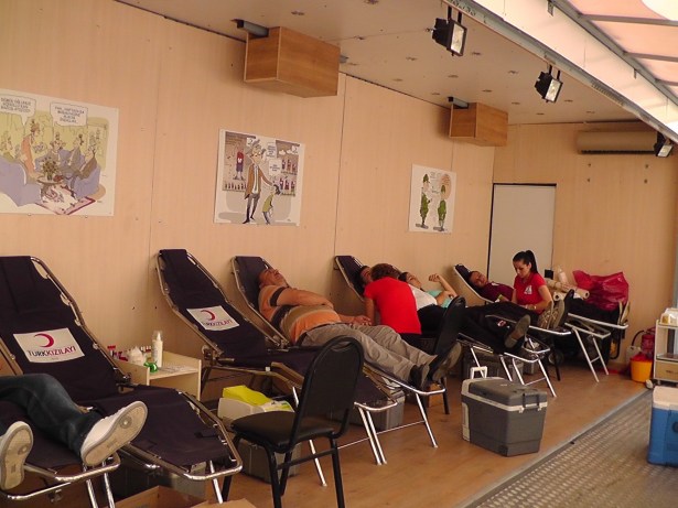 ÇAYCUMA'DA KAN BAĞIŞINA VATANDAŞLAR YOĞUN İLGİ GÖSTERDİ