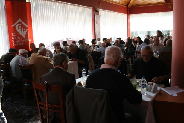 VALİ AYYILDIZ'DAN HUZUREVİ SAKİNLERİNE YAŞLILAR GÜNÜ YEMEĞİ