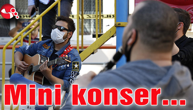 Halka mini konser verdi…
